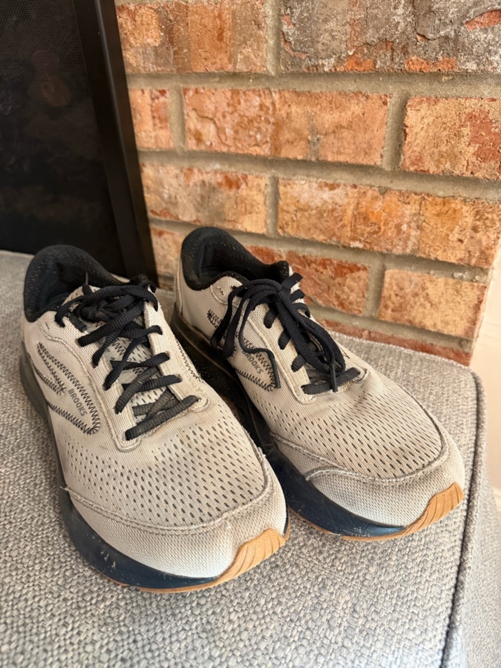 Brooks Men's Gray and Black Athletic Running Shoes